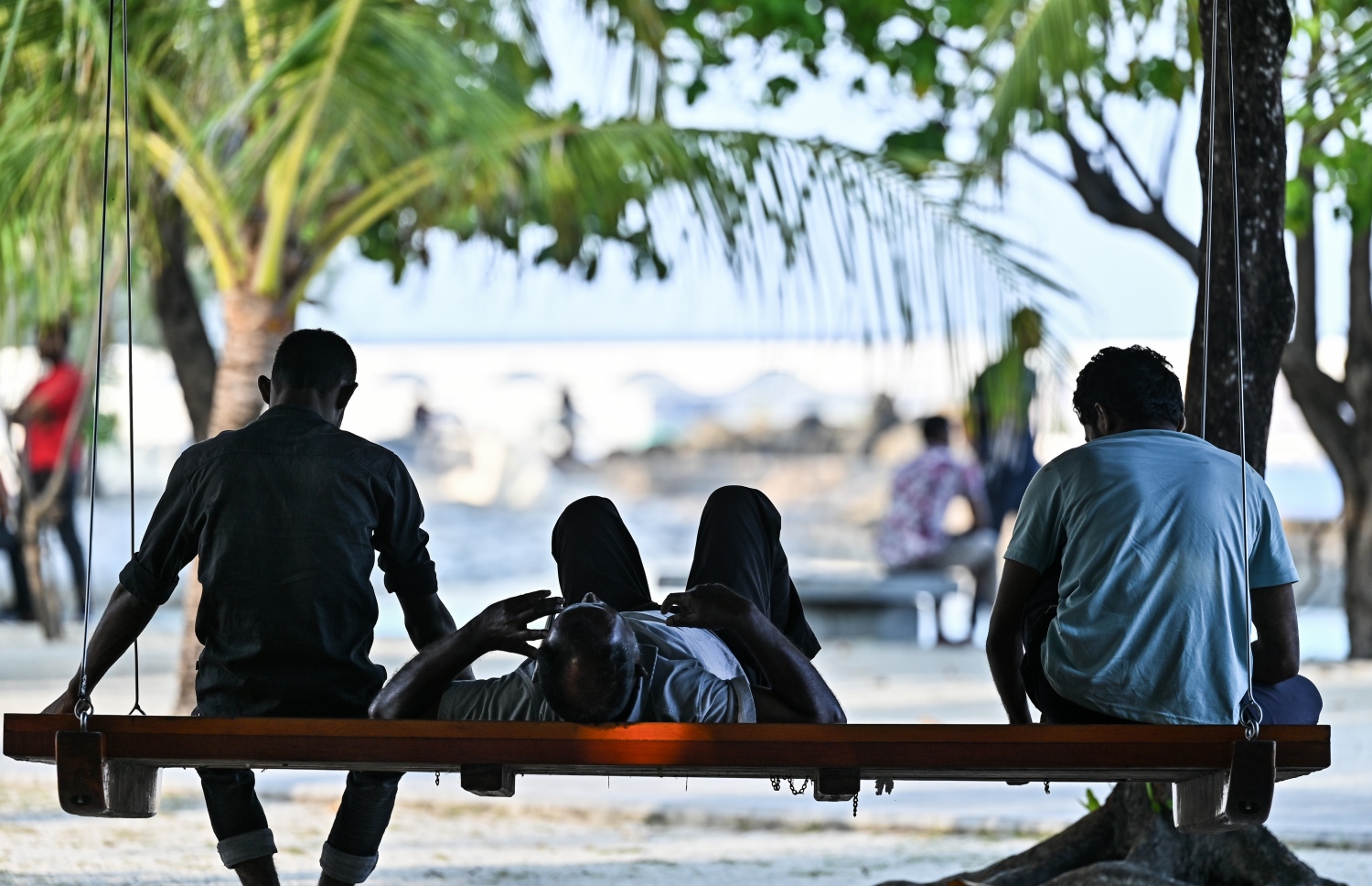 ފިރިހެނުންތަކެއް، އާޓިފިޝަލް ބީޗުގައި ޖައްސާލައިގެން-- ފޮޓޯ: ފަޔާޒު މޫސާ | މިހާރު