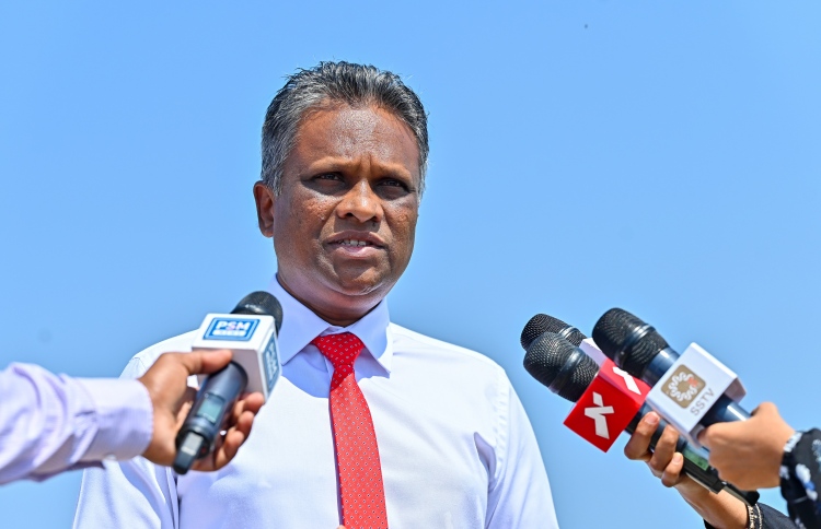 މާލޭގެ މޭޔަރު އާދަމް އާޒިމް ކުރިން ދެއްވި ނޫސްވެރިންގެ ބައްދަލުވުމެއްގައި ވާހަކަ ދައްކަވަނީ.-- ފޮޓޯ: މިހާރު