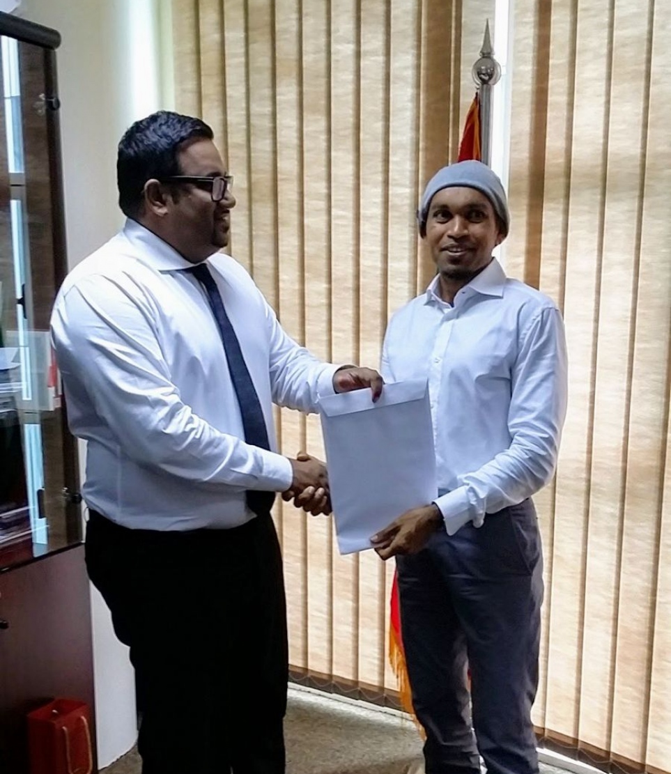 ބިޒްނާސް މޯލްޑިވްސް އަށް ހިބަޅިދޫ ދިނުމުގެ އެއްބަސްވުމުގައި ސޮއިކުރުމަށް ފަހު ކުރީގެ ޓޫރިޒަމް މިނިސްޓަރު އަދީބާއި ރިޔާޒު ފޮޓޯއަކަށް ހުއްޓިގެން