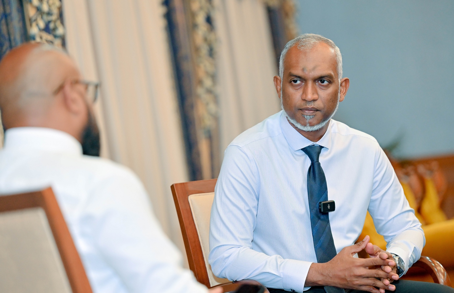 ރައީސް މުއިއްޒު މިދިޔަ ބުދަ ދުވަހު "މިހާރު" އާ ވާހަކަ ދައްކަވަނީ.---ފޮޓޯ: ނިޝާން އަލީ| މިހާރު