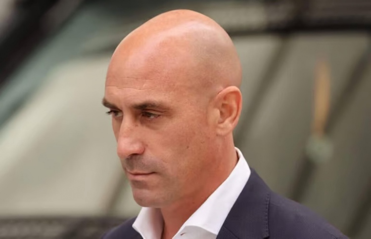 ކޮރަޕްޝަންގެ ތުހުމަތުގައި ސްޕޭނުގެ އެފްއޭ ރެއިޑްކޮށްފި