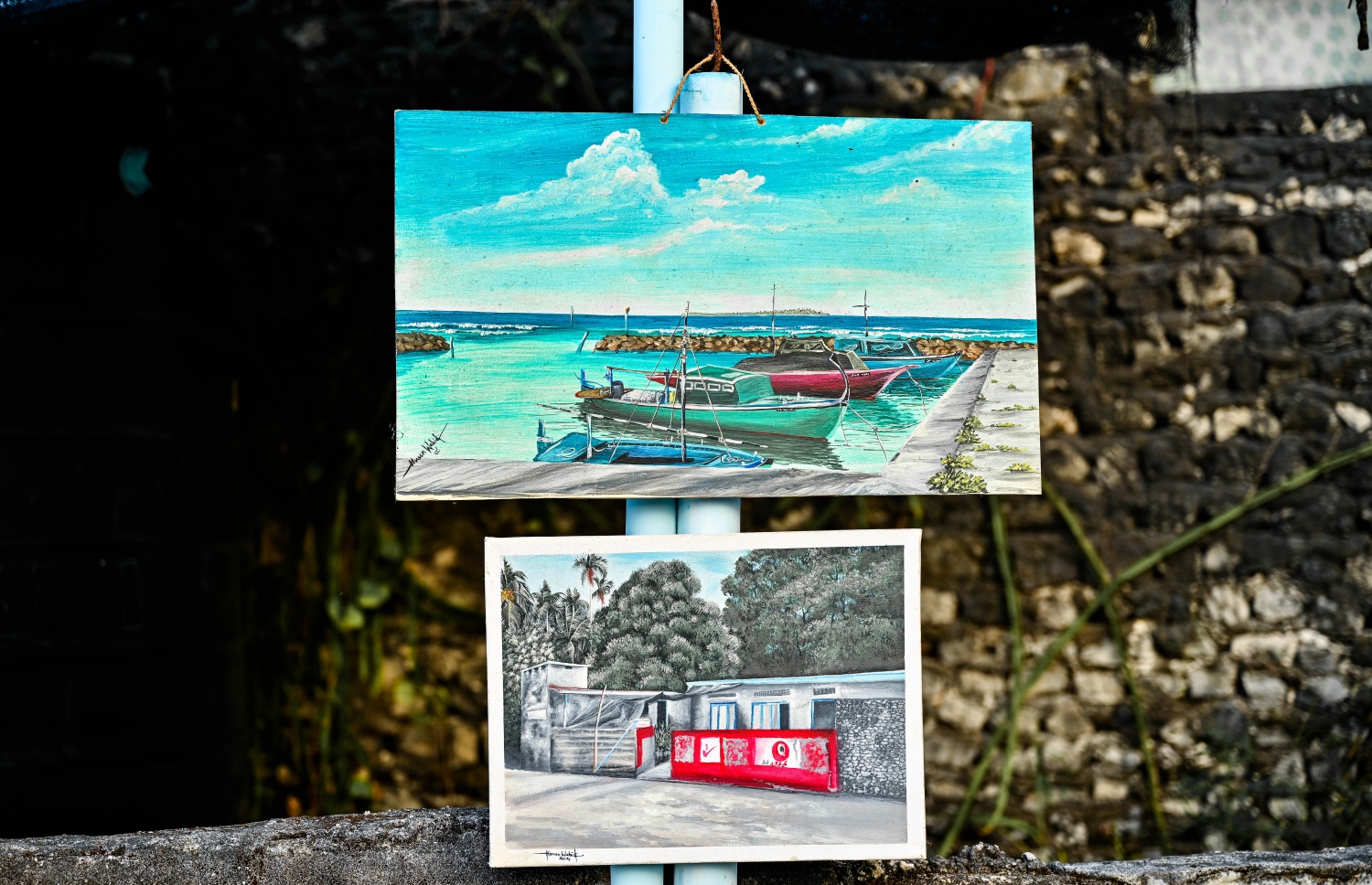 ހުސެއިން ގެއިން ނެރެގެން ގެނައި ދެ ކެންވަސް.-- ފޮޓޯ: ފަޔާޒް މޫސާ | މިހާރު