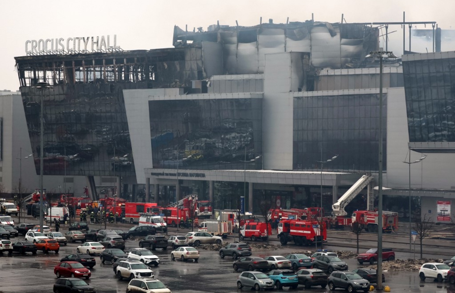 ރަޝިޔާގެ ކްރޮކަސް ސިޓީ ކޮންސަޓް ހޯލް ތެރޭގައި ދިން ހަމަލާތަކަށް ފަހު އެތަނުގައި ރޯވެ އަނދާފައި. -- ފޮޓޯ: އޭއެފްޕީ