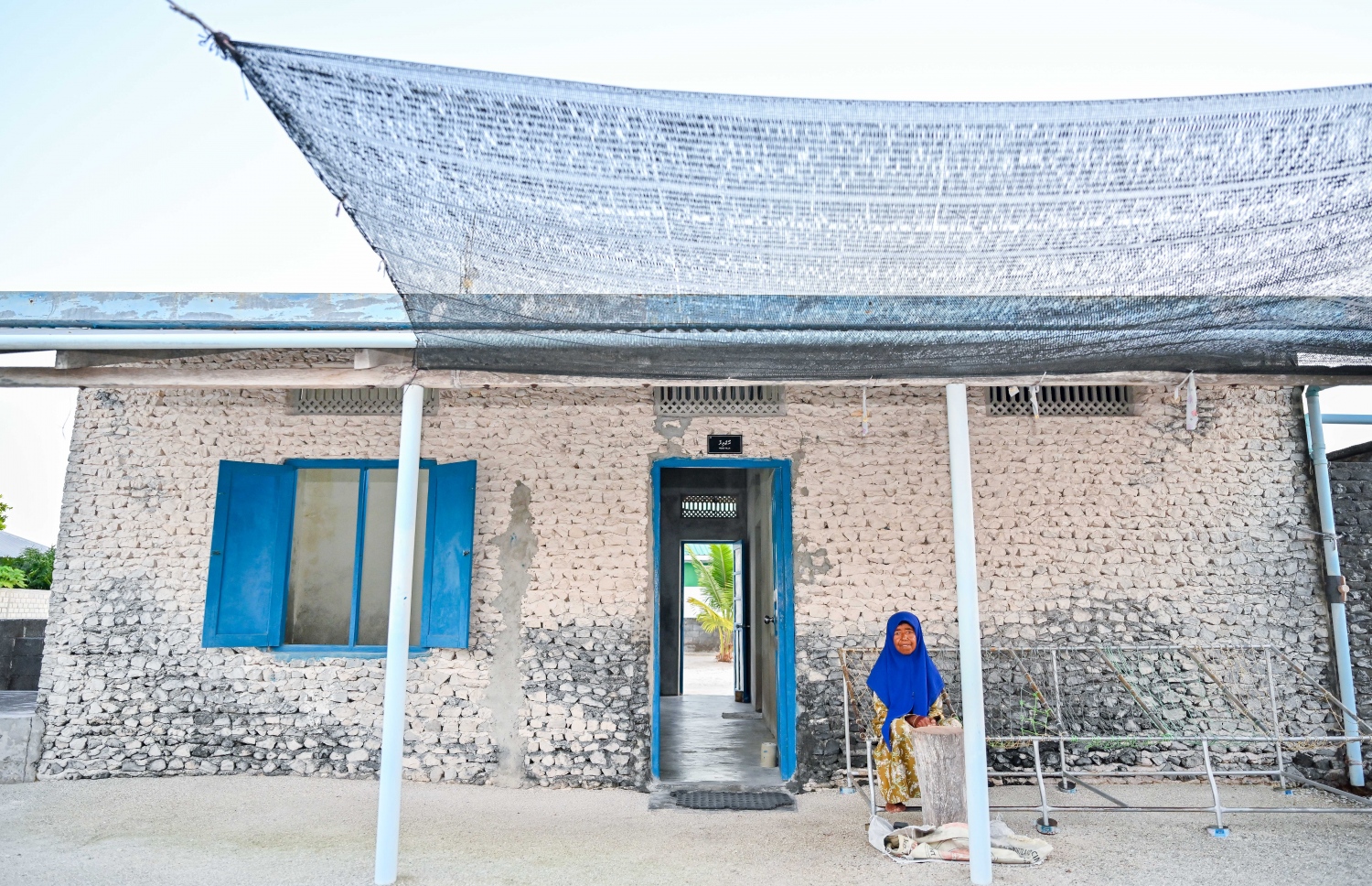 އައިމިނަތު އިބްރާޙިމް ގޭ ބޭރުގަ ހުރި ޖޯލިފަތީގައި އިށީނދެލައިގެން: ދިރިއުޅުމުގައި ވަރަށް ގިނަ ހިތާމަ ތަހައްމަލްކުރަން ޖެހުނަސް އޭނާގެ ނަސީބުގައި ހުރި ގޮތް ކަމަށް ގަބޫލުކުރޭ. ބާކީ އޮތް ދުވަސްތައް އޭނާ ހޭދަކުރަން ބޭނުންވަނީ ފިރިމީހާގެ ގޭގައި. ދެ މީހުންގެ އުފަލާއި ހިތާމަ ވަނީ އެ ހަތަރު ފާރުގެ އެތެރޭގައި ކަމަށް އައިމިނަތު ބުނޭ. އޭނާގެ މޫނުމަތިން ފެނުނީ އެ ހިތާމަ އާއި މާޔޫސްކަން.