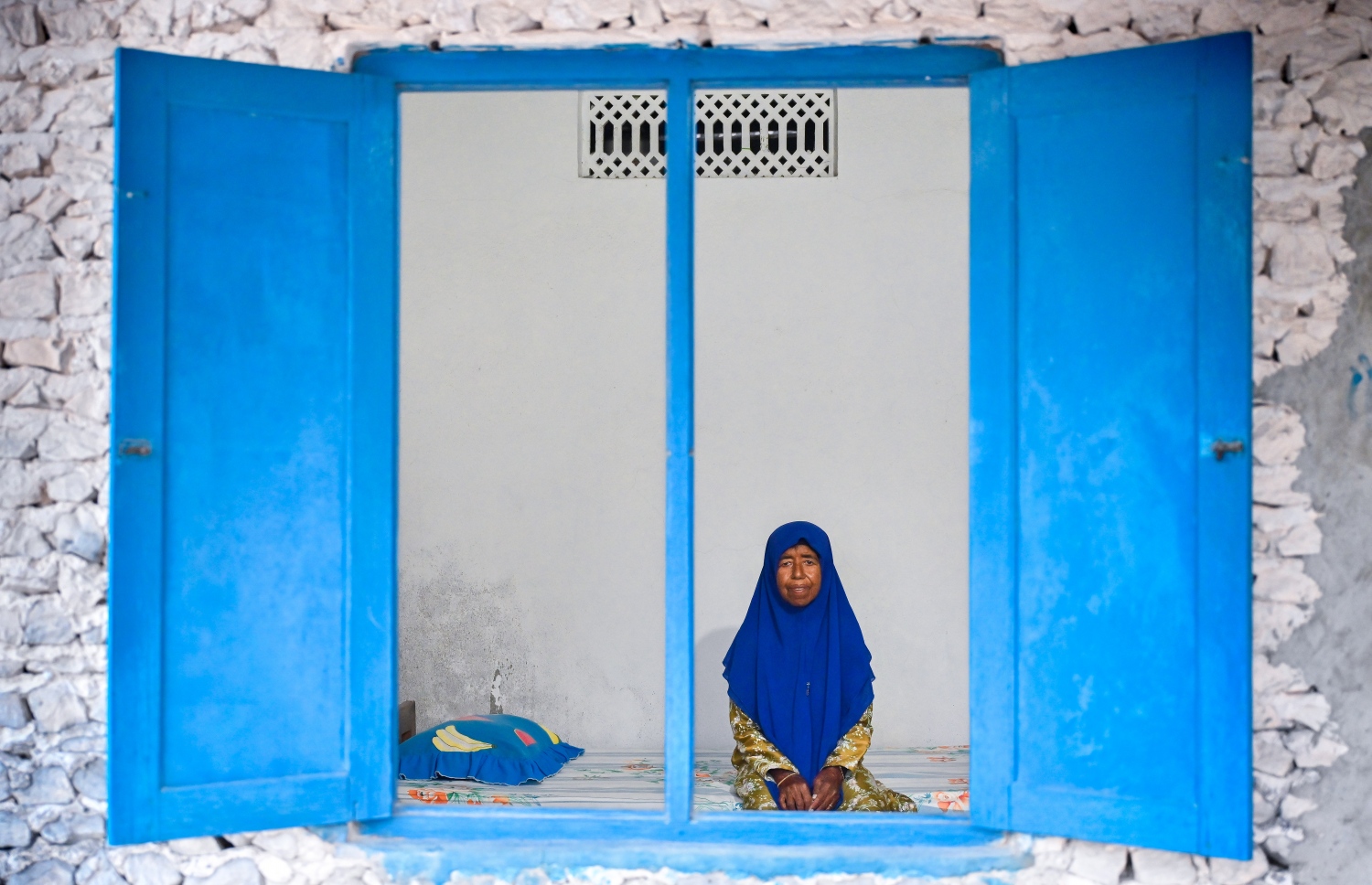 އައިމިނަތު އޭގެ ފަހުން ދިރިއުޅެނީ އެކަނި. ދެމަފިރިން ބިނާކުރި ގެ ދޫކޮށްލާފައި އެއްވެސް ތަނަކަށް ދާން ބޭނުން ނުވީ. އުމުރުން 65 އަހަރުގެ އިނާޔަތުން ހަރަދުތައް ދެކޮޅު ޖައްސައި ފައިސާ ރައްކާކުރޭ.