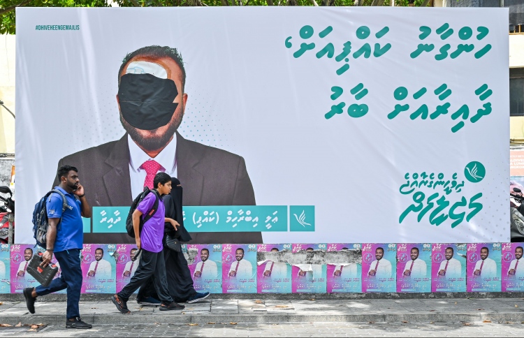 ކެމްޕެއިން ޕޯސްޓަރުތަކުގައި މޫނު ކަނޑައި ގެއްލުން ދެނީ