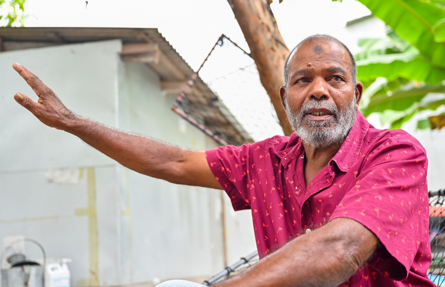 އީރާން-އިރާގު ހަނގުރާމައިގެ ތެރޭ، ދިވެހިން ތިބި ބޯޓަކަށް ބޮން އެޅި އިރު އޭގައި ހުރި އެކަކު ކަމަށްވާ އަބްދުއްރަޝީދު މުހައްމަދު "މިހާރު" އަށް އިންޓަވިއު ދެނީ. -- ފޮޓޯ: ފަޔާޒް މޫސާ | މިހާރު