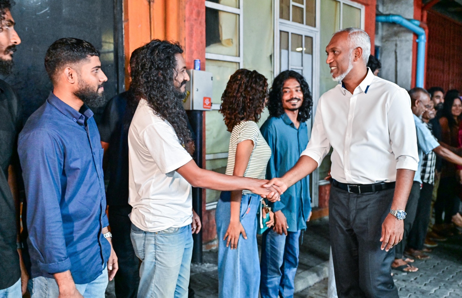 ޕީއެންސީގެ ޓިކެޓުގައި މައްޗަންގޮޅި މެދުދާއިރާ އަށް ވާދަކުރަން އެންމެ ފަހުން ނިންމި ޒަމީރުގެ ކެމްޕެއިން ޖަގަހަ ހުޅުވަން މިރޭ ބޭއްވި ރަސްމިއްޔާތަށް ރައީސް ވަޑައިގެން ބައެއް ޒުވާނުންނާ ސަލާން ކުރައްވަނީ---ފޮޓޯ: ފަޔާޒު މޫސާ| މިހާރު