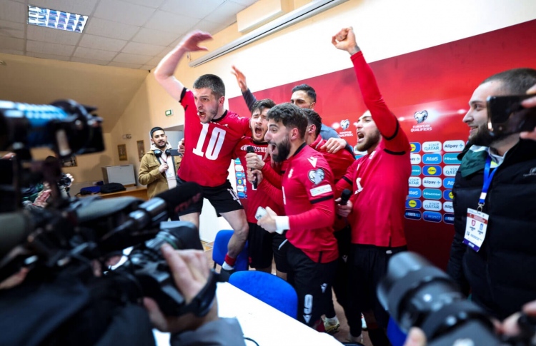 ކުރީގެ ޗެމްޕިއަން ގްރީސް ބަލިކޮށް ޖޯޖިއާ ޔޫރޯ އަށް