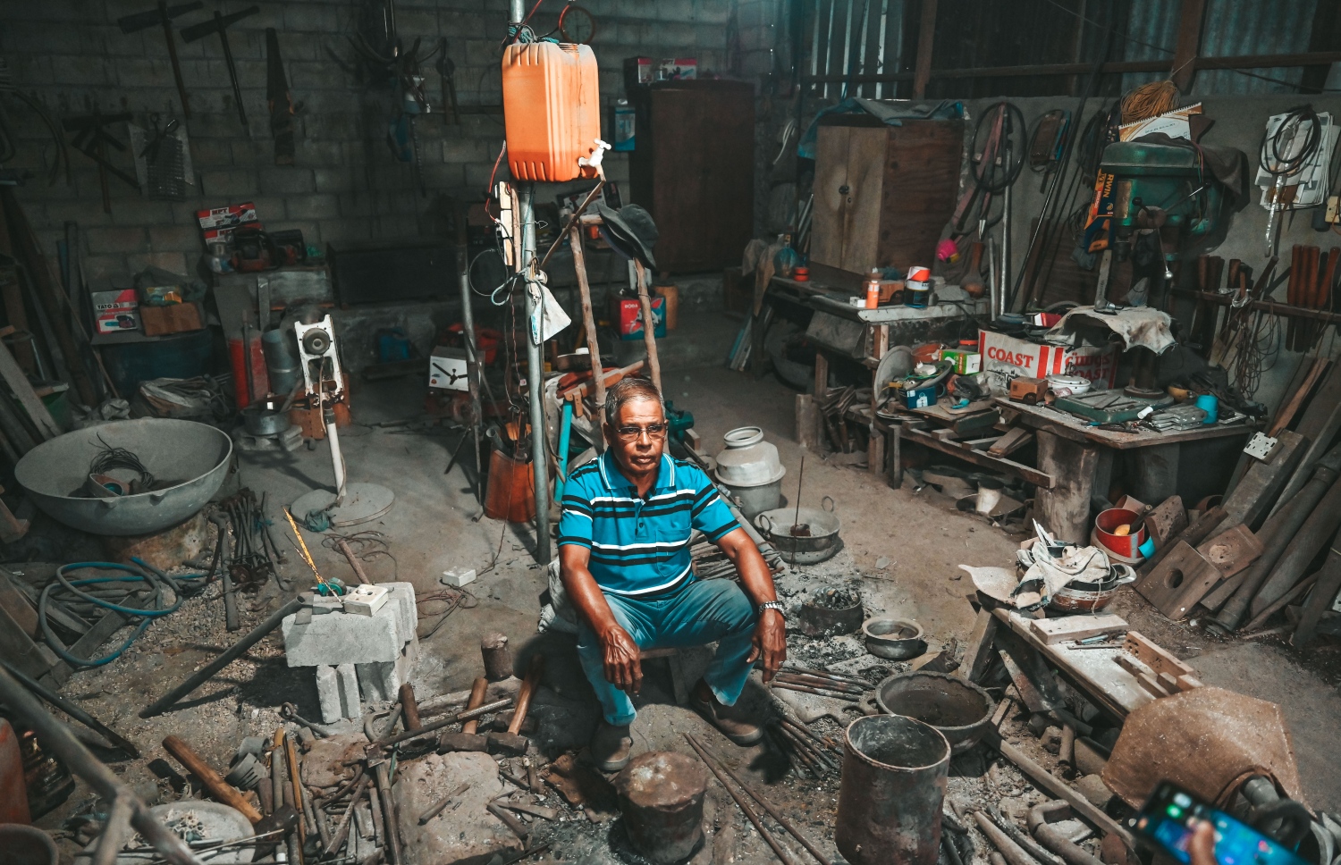 އަބްދުއްސަމަދު ކަނބުރުގޭގައި މަސައްކަތްކުރަން އިށީނދެލައިގެން: އެތައް ބަޔަކަށް އޭނާގެ ފަރާތުން ފައިދާވި މި މަސައްކަތުގައި އުމުރު ހުސްކުރިއިރު ގައުމީ އިނާމެއް އަދި ނުލިބޭ. އެއީ ފޯމެއް ފުރައިގެން އަމިއްލައަށް ހުށަހަޅައިގެން އިނާމު ހޯދަން ބޭނުން ނުވާތީ ކަމަށް އަބްދުއްސަމަދު ބުނި.