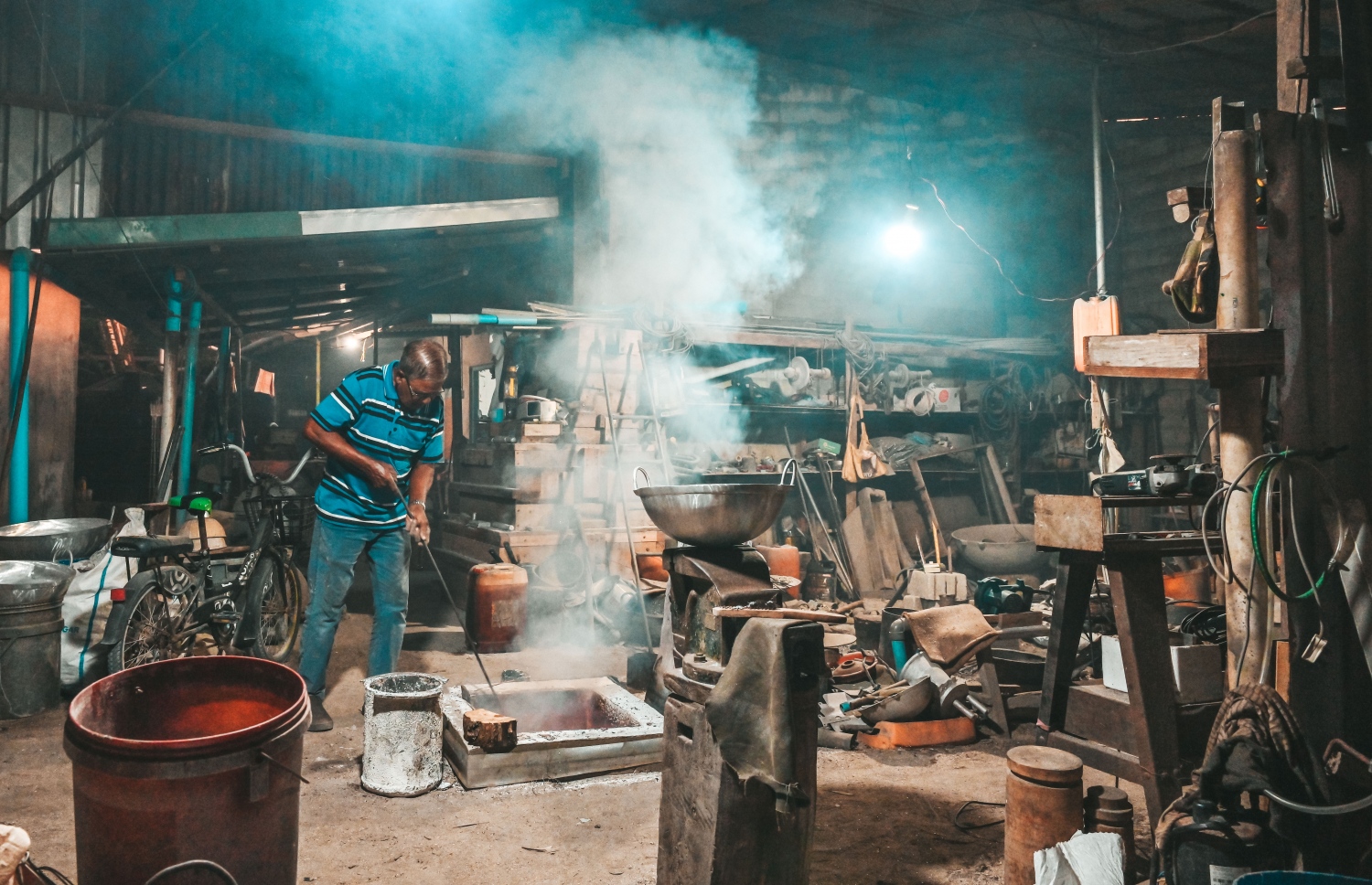 ބާޒާރުން ގަންނަން ލިބޭ ތާސް ހުންނަނީ ތުނިކޮށް. އެކަމަކު އަބްދުއްސަމަދު ތާސްއަޅަނީ ކުރީ ޒަމާނުގައި ދިވެހިން ބޭނުންކުރި ތާސްތައް ހުންނަ ގޮތަށް ވަރަށް ބޯކޮށް. ވަރަށް ގިނަ ރަށްރަށުން މި ތާހަށް އޯޑަރުދޭ. ނުވަ އިންޗިން ފެށިގެން 29 އިންޗިއާ ހަމައަށް ތާސްއަޅާ.