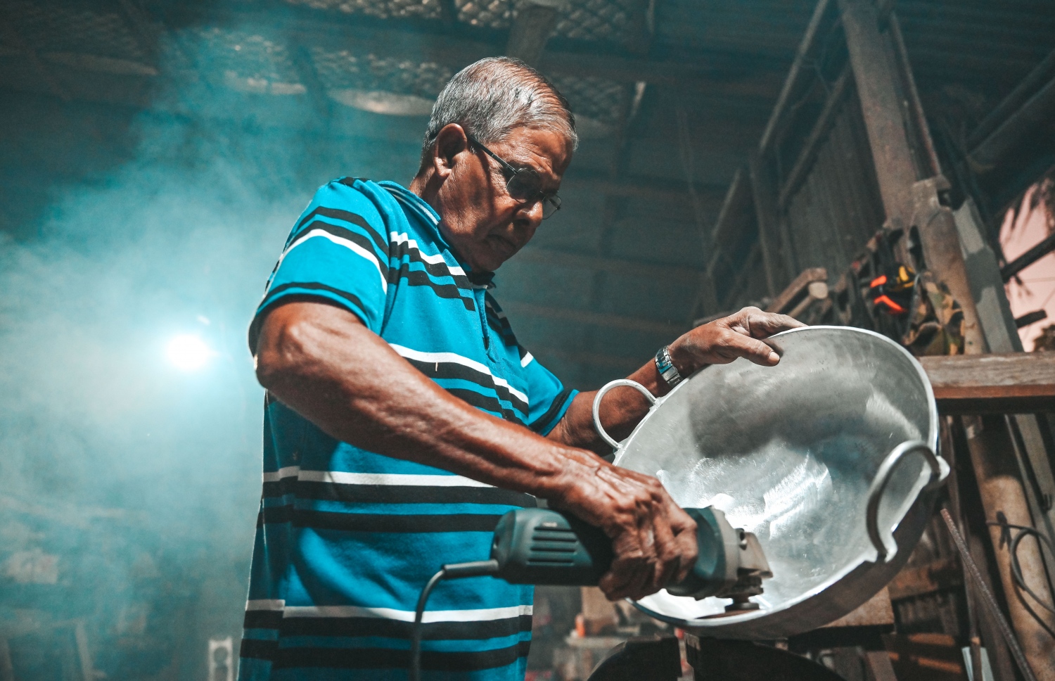 ކަނބުރުގޭގައި އަބްދުއްސަމަދު ތާހުގެ މަސައްކަތް ކުރަނީ: އަބްދުއްސަމަދު ބުނި ގޮތުގައި އޭނާގެ ތާސްތައް ރާއްޖޭގެ ހުރިހާ ސަރަހައްދަކަށް ފޮނުވިއްޖެ ކަމަށް. އޭނާ ހަދާ ފެންވަރަށް ތާސް ނުހެދޭ ކަމަށް ގިނަ މީހުން ބުނާތީ އުފާވޭ. ތާސްއަޅަން ތައްގަނޑު ހަދާފައި ހުރީ ޕްލާސްޓިކް ބޮކިންނާއި ފައިބަރުން.