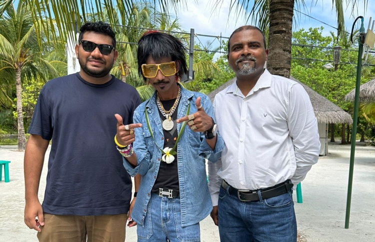 އިންޑިއާގެ މަޝްހޫރު ޑޮލީ ޗައިވާލާ، ޝުޖާއު (ކ)އާ އެކު.