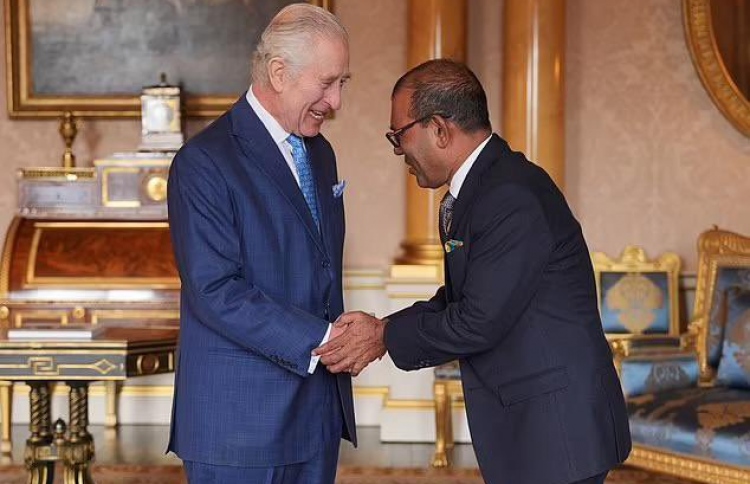 ނަޝީދު، ރަސްގެފާނު ޗާލްސްއާ ބައްދަލުކުރައްވައިފި