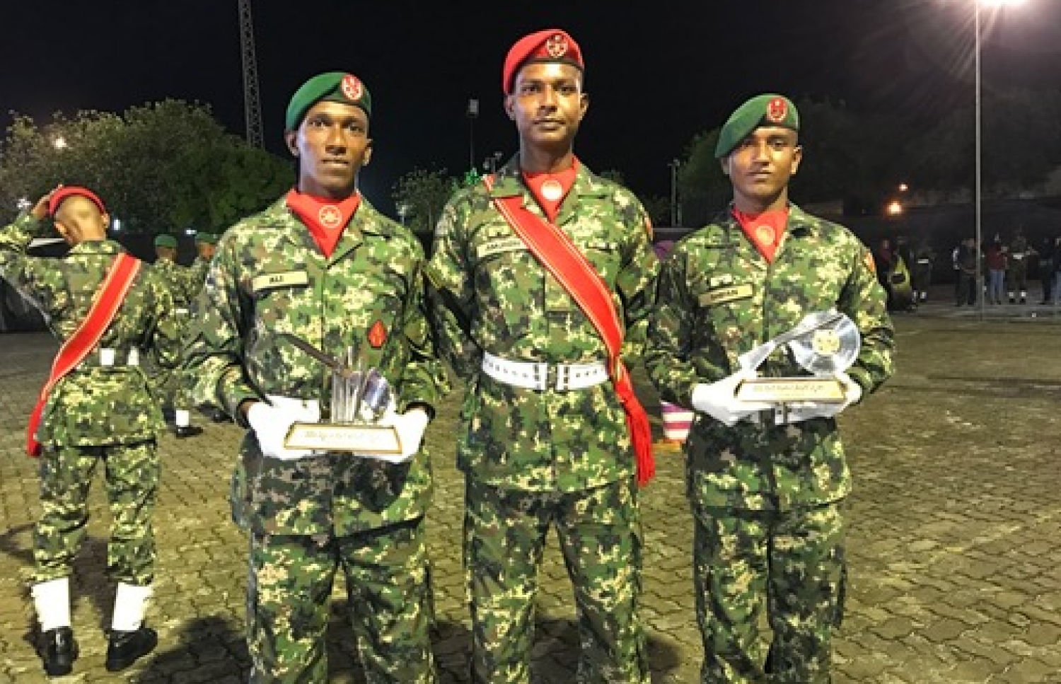 ޝިފާން އެމްއެންޑީއެފްގެ ޓްރެއިން ނިންމުމަށްފަހު އޭނައާ އެއް ބެޗެއްގައި ނިންމި އިތުރު ދެ ކުދިންނާއެކު.--