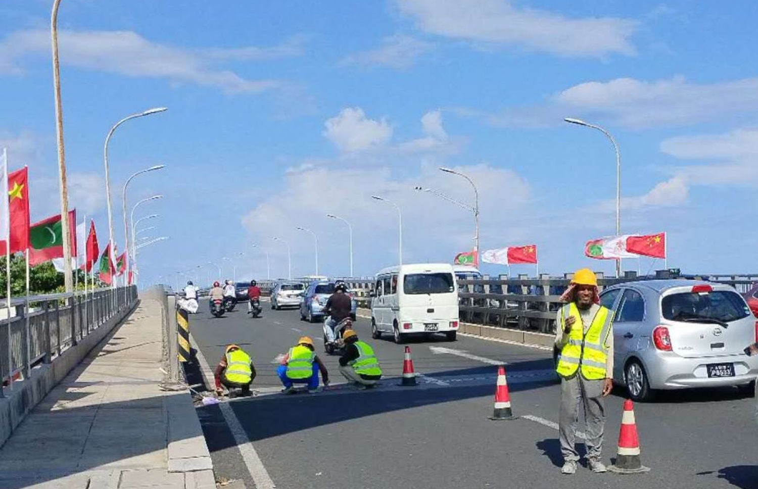 ސިނަމާލެ ބްރިޖުގެ މަރާމާތު ކުރުމުގެ މަސައްކަތް ފެށުމަށް ބެއްވި ރަސްމިއްޔާތު.-- ފޮޓޯ:  އިންފްރާސްޓްރަކްޗާ މިނިސްޓްރީ