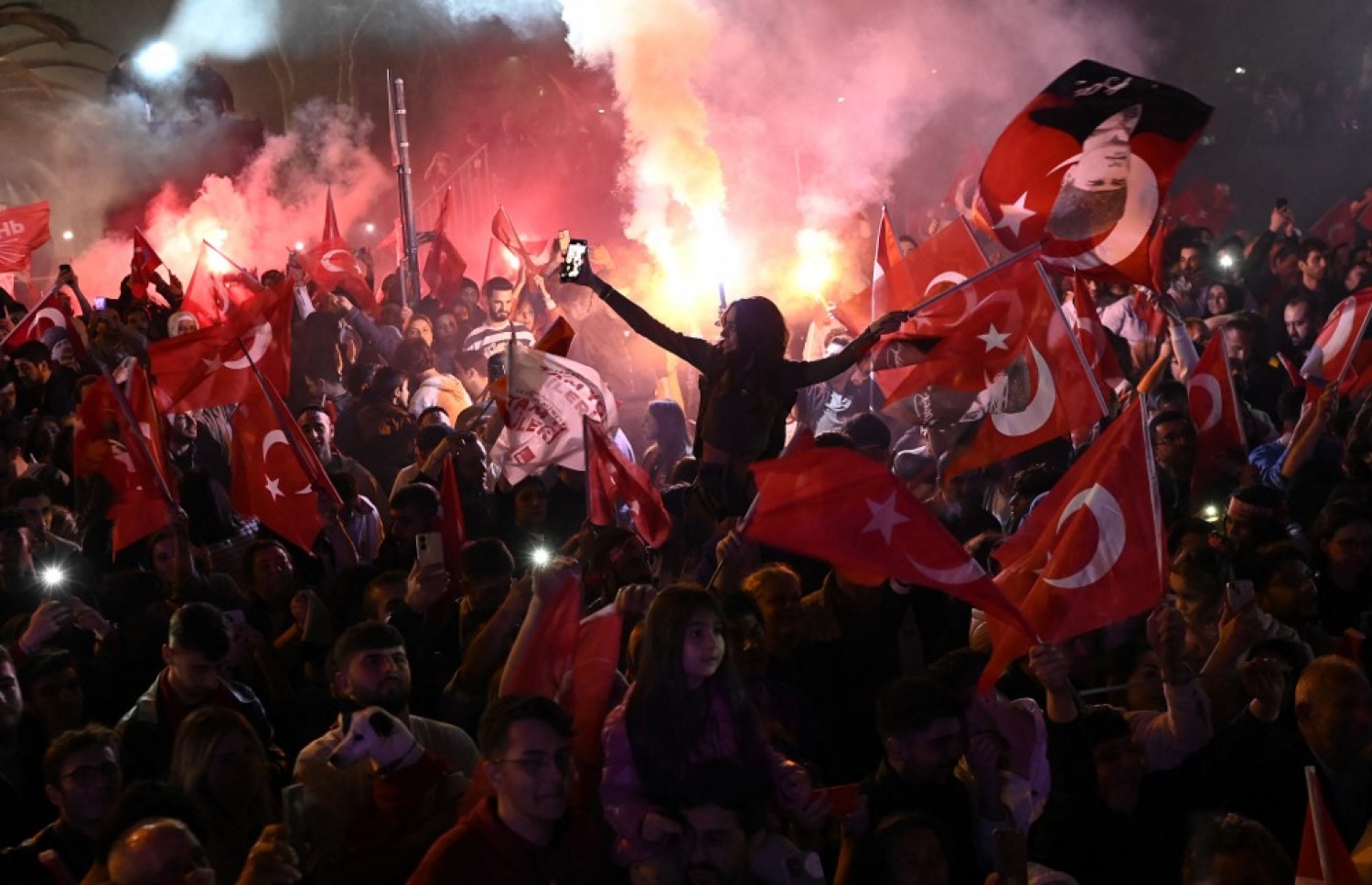 ތުރުކީގައި އިއްޔެ ބޭއްވި ލޯކަލް އިންތިހާބުގައި އިދިކޮޅު ރިޕަބްލިކަން ޕީޕަލްސް ޕާޓީ (ސީއެޗްޕީ) އަށް ލިބުނު ބޮޑު ކާމިޔާބީ ފާހަގަކޮށް އުފާ ފާޅުކުރަނީ. -- ފޮޓޯ: އޭއެފްޕީ