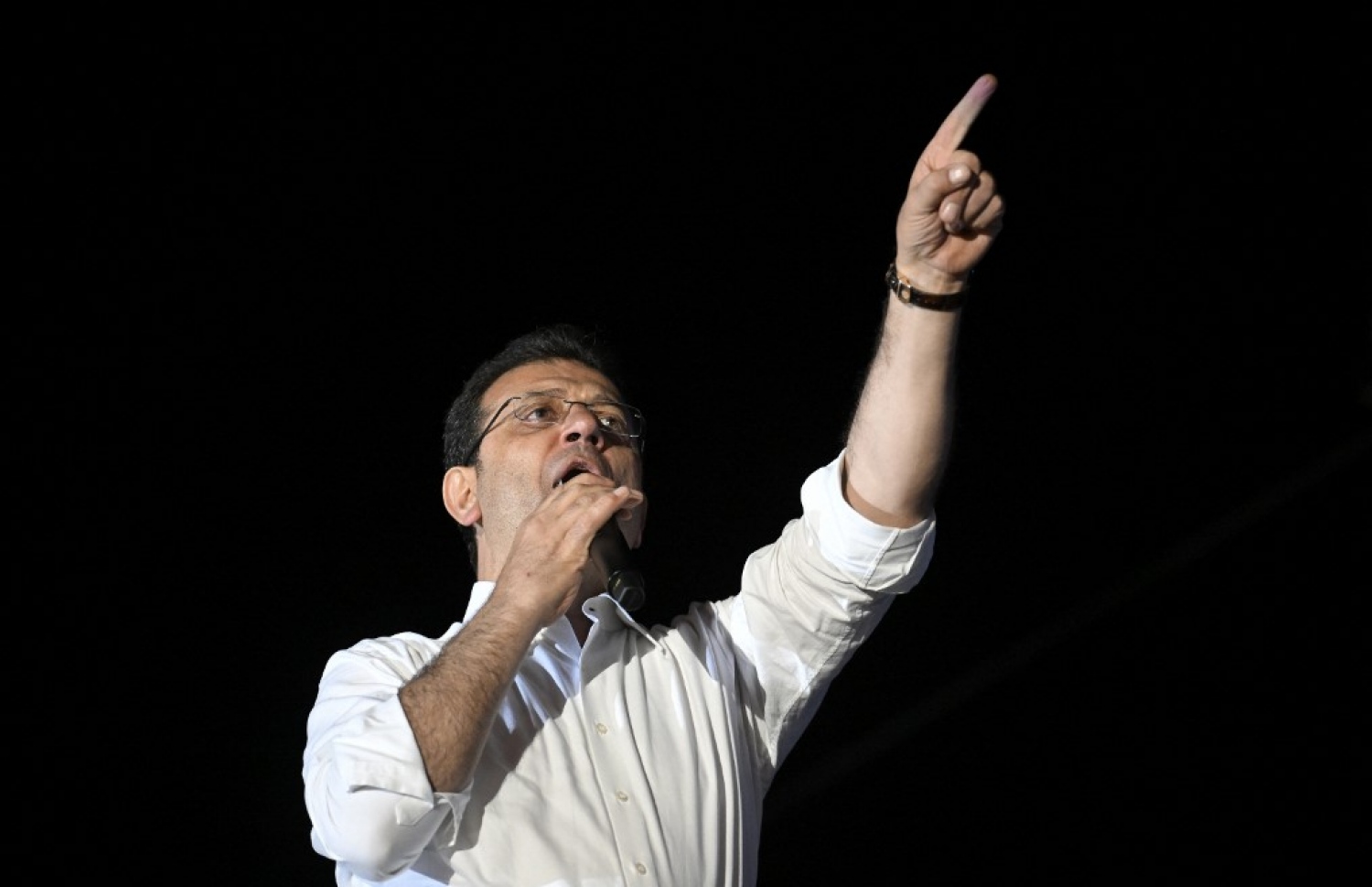 އިސްތަންބޫލްގެ މޭޔަރުކަމަށް އިންތިހާބުވި އިދިކޮޅު ސީއެޗްޕީގެ އިކްރާމް އިމާމްގްލޫ ސަޕޯޓާރުންނާ ވާހަކަ ދައްކަވަނީ. -- ފޮޓޯ: އޭއެފްޕީ