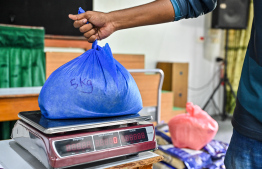 Zakat being accepted in staples last year. -- Photo: Fayaz Moosa / Mihaaru