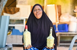 ސަކީނާ ވިއްކަން ތައްޔާރުކޮއްފަ ހުރި ބޮލިތައް ދެ ފުޅިއަކަށް އަޅާ ފުރާލާފަ.