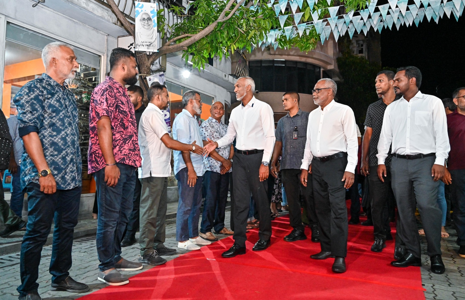 ފޮނަދޫ ދާއިރާއަށް ވާދަކުރައްވާ އަބްދުއްރަހީމްގެ ކެމްޕެއިން ޖަގަހަ ހުޅުވަން ރޭ ބޭއްވި ރަސްމިއްޔާތުގައި ރައީސް ޑރ. މުއިއްޒު ބައިވެރިވެވަޑައިގަންނަވަނީ-- ފޮޓޯ: ފަޔާޒު މޫސާ/ މިހާރު