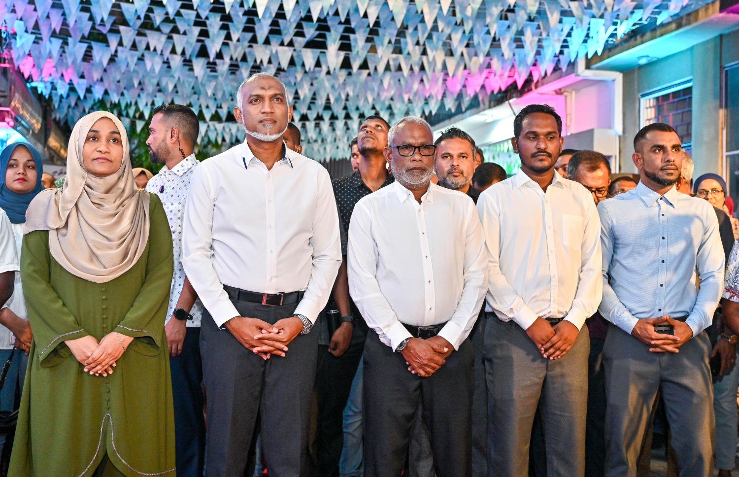 އަބްދުއްރަހީމްގެ ކެމްޕެއިން ޖަގަހަ ހުޅުވަން ބޭއްވި ރަސްމިއްޔާތުގައި ރައީސް ޑރ. މުއިއްޒާއި އެ މަނިކުފާނު އަނބިކަނބަލުން ސާޖިދާ އަދި އަބްދުއްރަހީމް ބައިވެރިވެވަޑައިގަންނަވަނީ.-- ފޮޓޯ: ފަޔާޒު މޫސާ/ މިހާރު