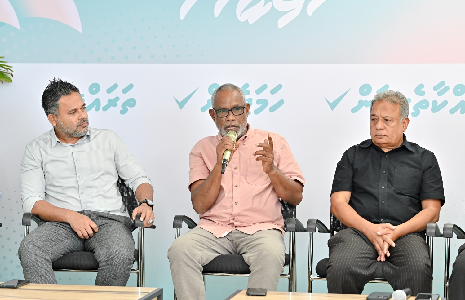 ޕީޕީއެމް/ ޕީއެންސީގެ ލީޑާޝިޕުން މެންދުރުފަހު ބޭއްވި ޕެނަލް ޑިސްކަޝަންގައި އަބްދުއްރަހީމް ވާހަކަ ދައްކަވަނީ-- ފޮޓޯ: ނިޝާން އަލީ/ މިހާރު