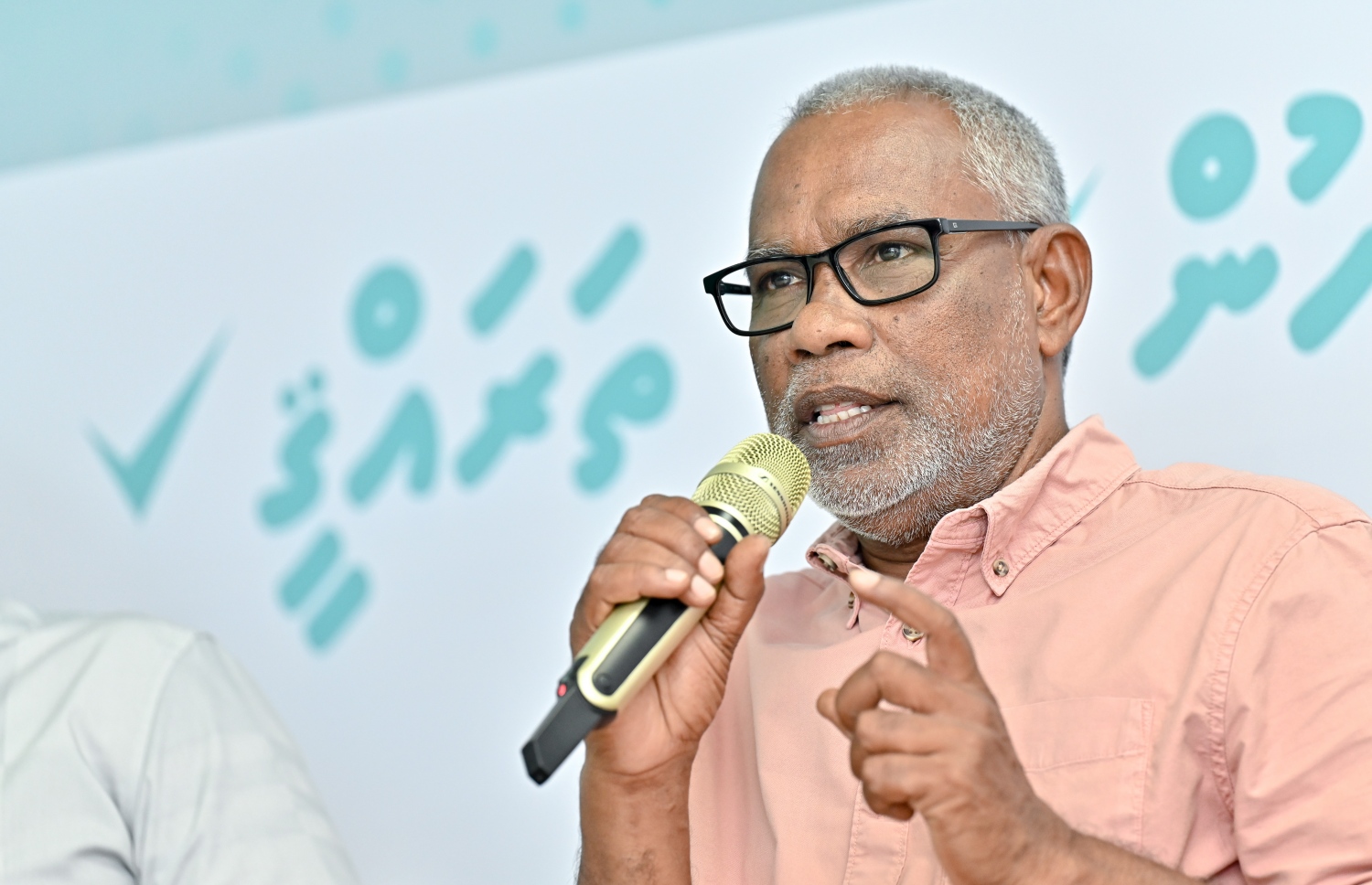 ޕީޕީއެމް/ ޕީއެންސީގެ ލީޑާޝިޕުން މެންދުރުފަހު ބޭއްވި ޕެނަލް ޑިސްކަޝަންގައި އަބްދުއްރަހީމް ވާހަކަ ދައްކަވަނީ-- ފޮޓޯ: ނިޝާން އަލީ/ މިހާރު