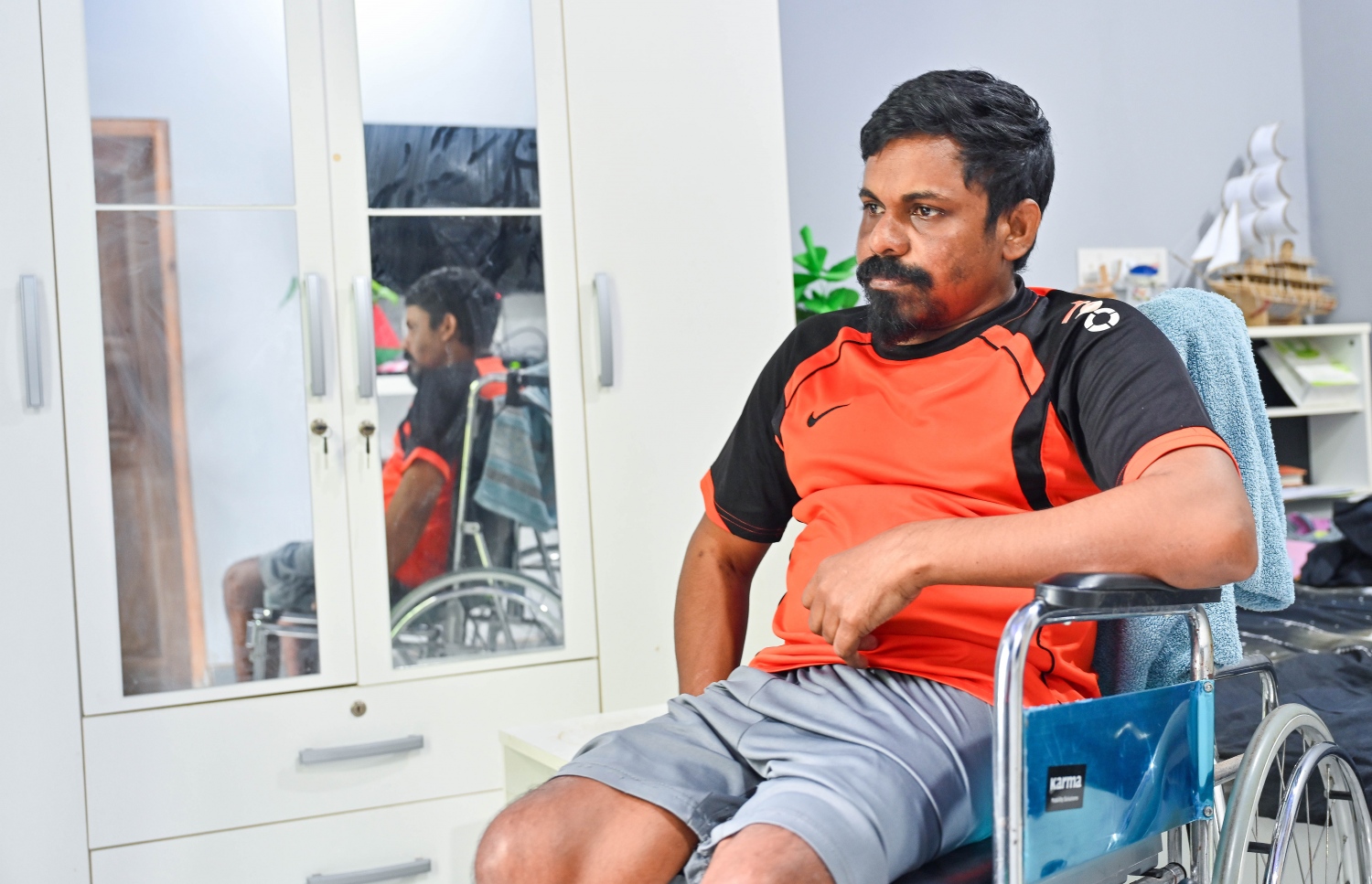 އާދަމް، ފުރޮޅުލީ ގޮނޑީގައި އިނދެގެން "މިހާރު"އާ ވާހަކަދައްކަނީ.-- ފޮޓޯ: ފަޔާޒު މޫސާ/ މިހާރު