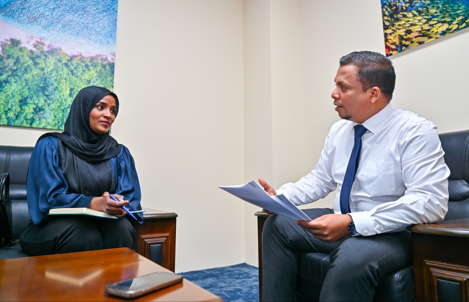 ޝަފީގު "މިހާރު" އަށް ދެއްވި ހާއްސަ އިންޓަވިއުގެ ތެރެއިން. ހަރަދު ކުޑަ ކުރަން ޕްލޭން ކުރަނީ އިގްތިސާދަށް ލޮޅުން ނާރާނެ ގޮތަކަށް ކަމަށް އޭނާ ވިދާޅުވި -- ފޮޓޯ: ފަޔާޒް މޫސާ / މިހާރު