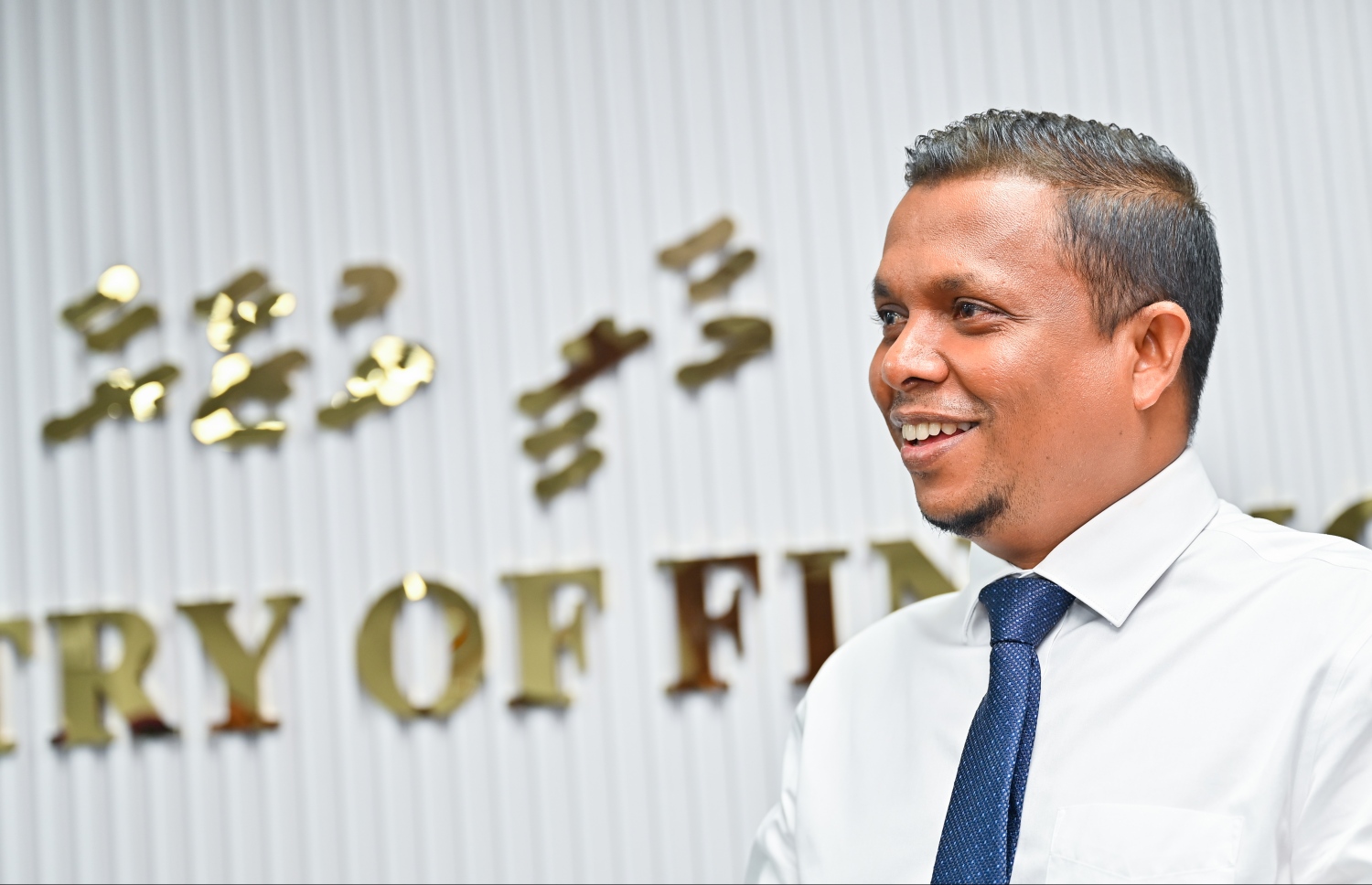 ޝަފީގު "މިހާރު" އަށް ދެއްވި އިންޓަވިއުގެ ތެރެއިން. ދަރަނި ދެއްކުމަށް ކުރިއާލާ ޕްލޭނެއް ރާވައި އެކަމަށް  ތައްޔާރުވަމުން އަންނަ ކަމަށް އޭނާ ވިދާޅުވި -- ފޮޓޯ: ފަޔާޒް މޫސާ / މިހާރު