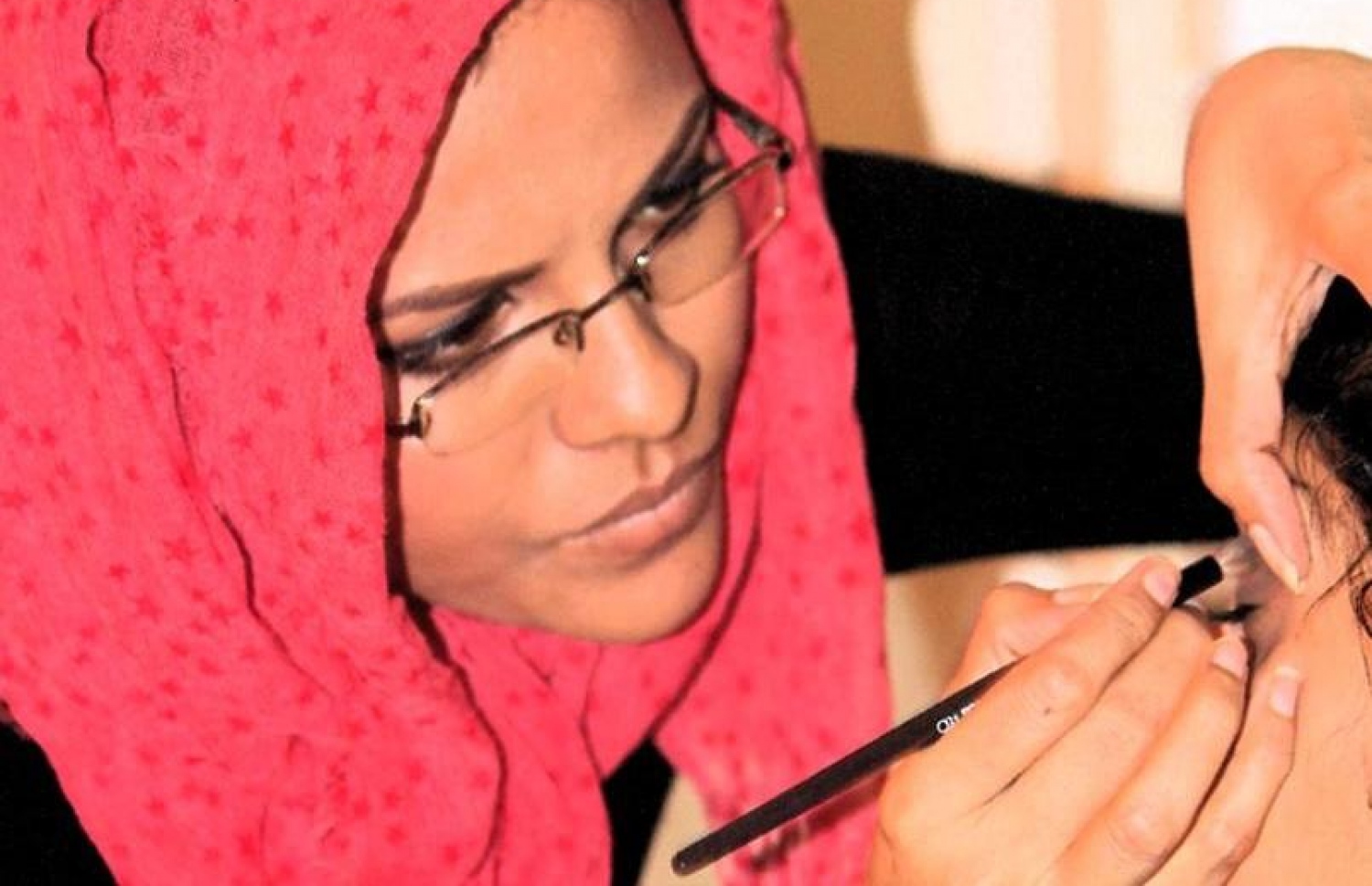 ބިޝާ މީހެއްގެ މޭކަޕްކޮށްދެނީ. މި ދާއިރާގައި އޭނާ މަސައްކަތް ކުރާތާ ވަނީ 11 އަހަރުވެފައި --