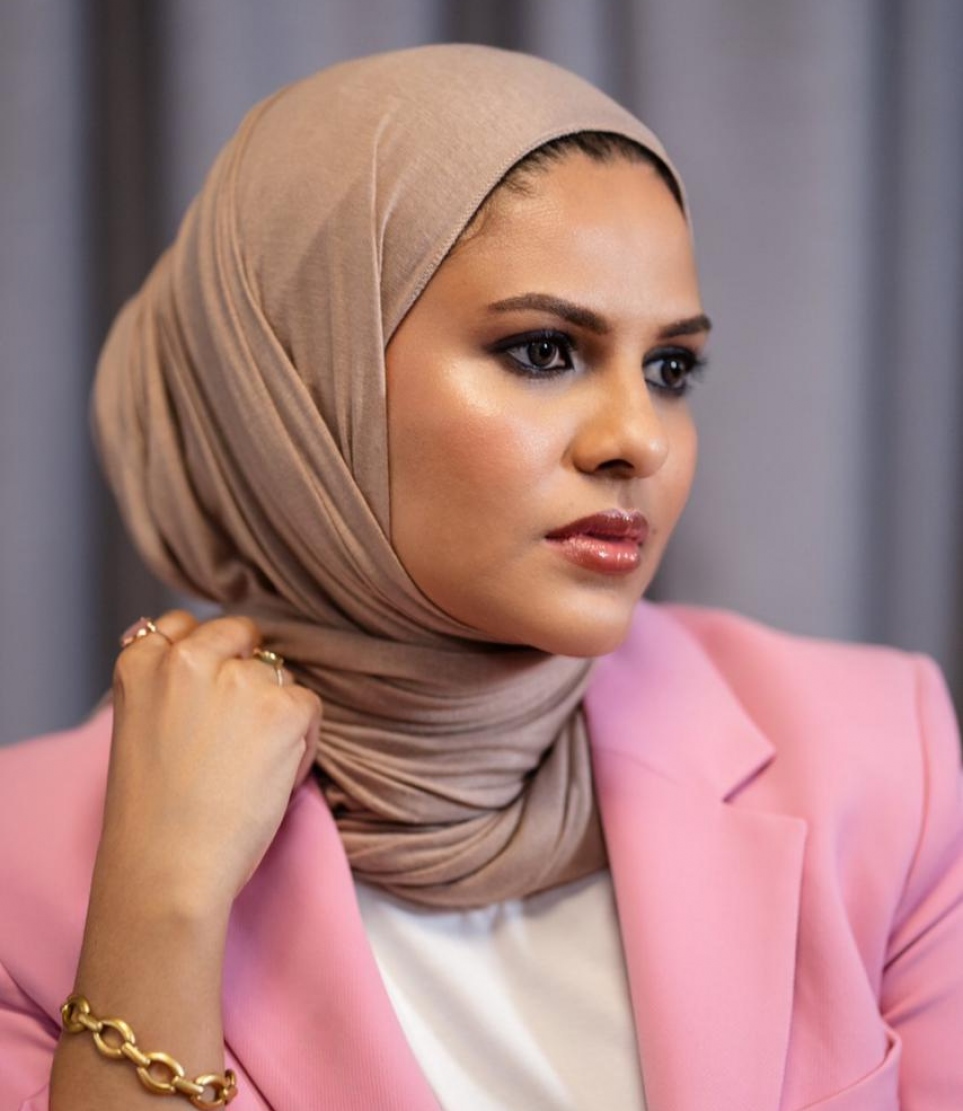 ބިޝާ. އޭނާ ވަނީ މީހުންނަށް މޭކަޕް ކޮށްދިނުން ފުޅާކޮށް ގިނަ ހިދުމަތްތަކެއް ލިބޭ ގޮތަށް ސެލޫނެއް ވެސް ހުޅުވާފައި