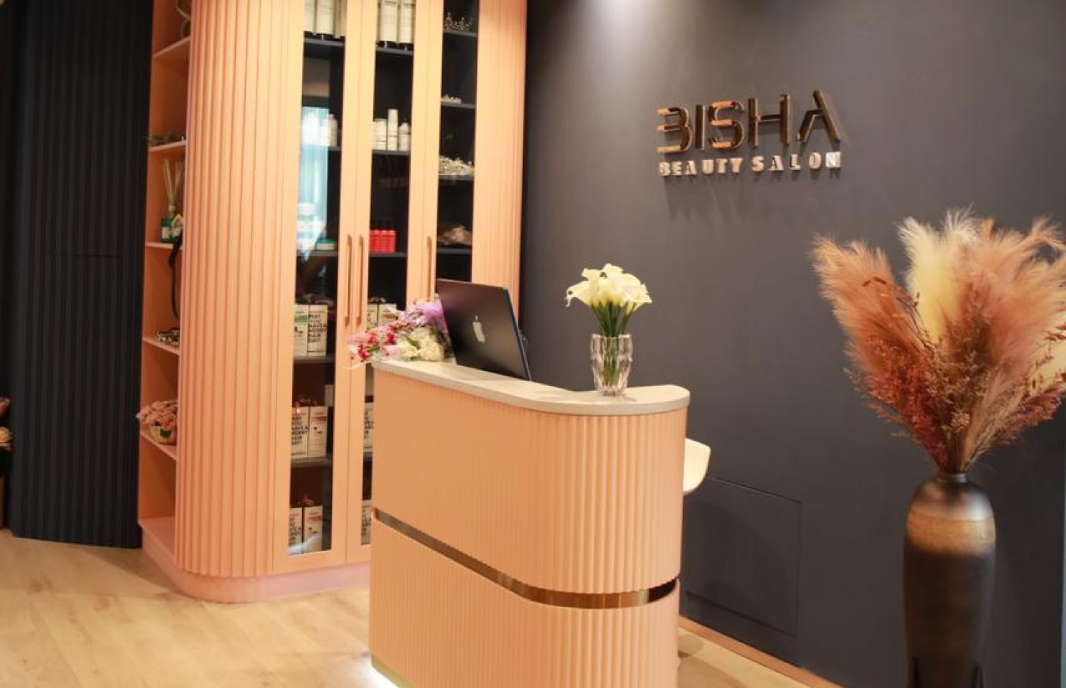 ބިޝާ ސެލޯން. އެ ސެލޯނުން ރީތިވުމަށް ބޭނުންވާ ގިނަ ހިދުމަތްތަކެއް ފޯރުކޮށްދޭ --