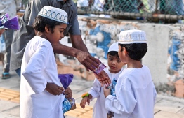 Children accept eid gift.-- Photo: Nishan Ali / Mihaaru