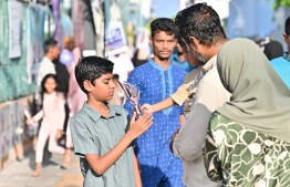 Children exchange Eid gifts.-- Photo: Nishan Ali / Mihaaru