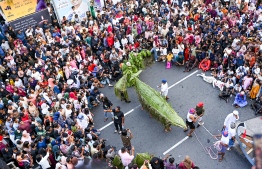 Fishing the 'Bodu Mas' [Big Fish] in the midst of a large crowd of spectators.-- Photo: Nishan Ali / Mihaaru