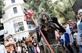 People watch on as a 'Maali' performs.-- Photo: Nishan Ali / Mihaaru