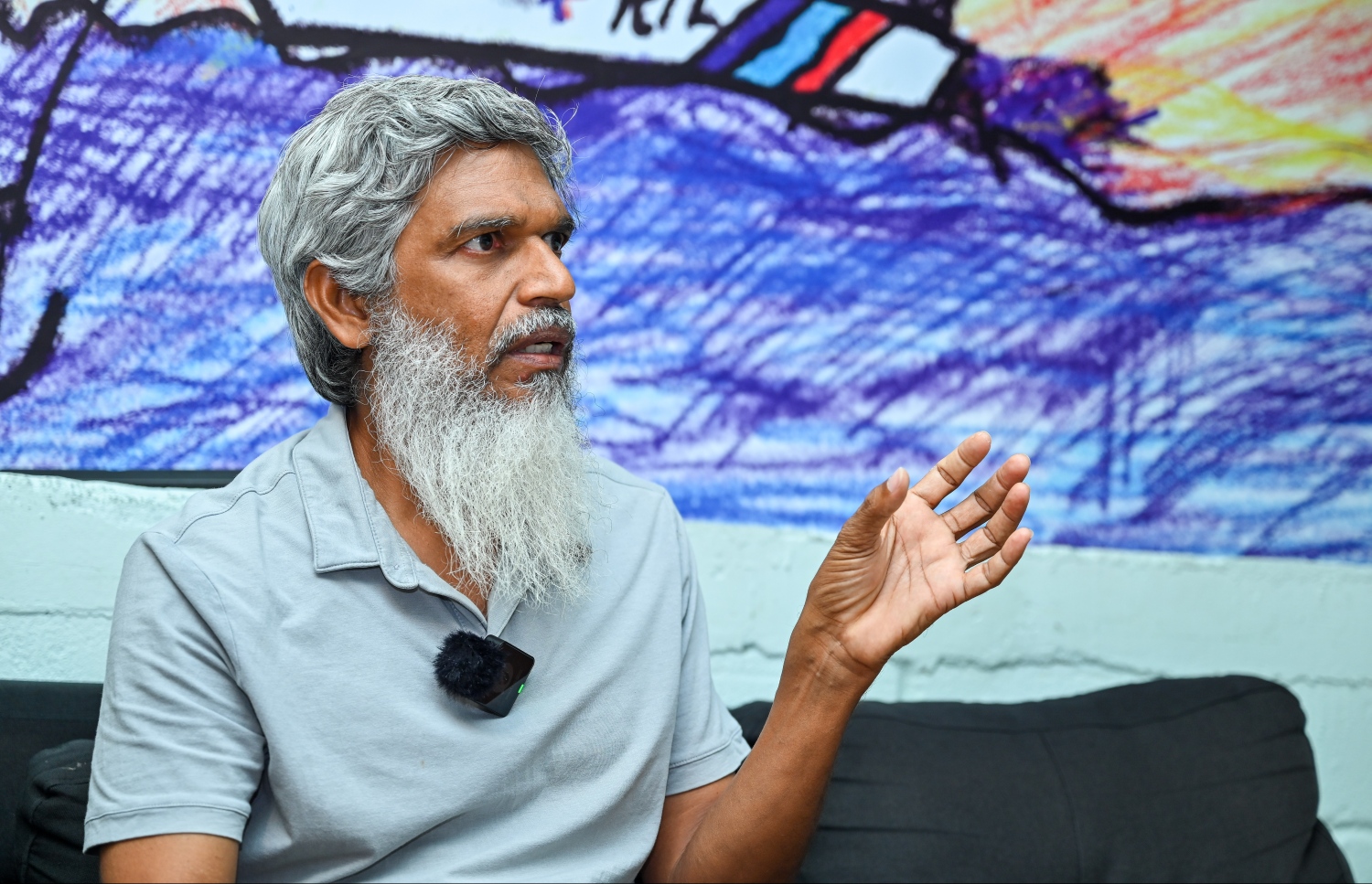 ޒަރީރު: އޭނާ އަންނަނީ ރާއްޖޭގެ ތާރީހާއި ސަގާފަތް ދިރާސާކޮށް ފޮތްތައް ލިޔަމުން. -- ފޮޓޯ: ފަޔާޒް މޫސާ | މިހާރު