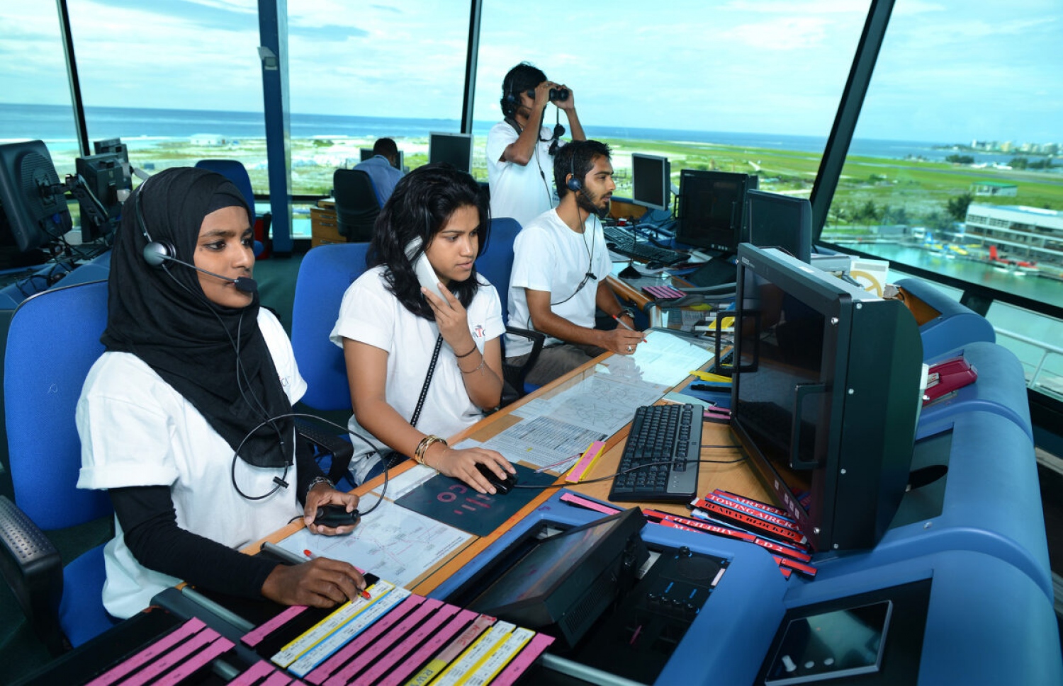 އެއާޕޯޓުގެ ޓަވަރުގައި ތިބި މުވައްޒަފުންތަކެއް. ވެލާނާ އިންޓަނޭޝަނަލް އެއާޕޯޓުން މިދިޔަ އަހަރު ވަނީ 2.8 ފަސިންޖަރުންނަށް ހިދުމަތްދީފައި -- ފޮޓޯ: އެމްއޭސީއެލް