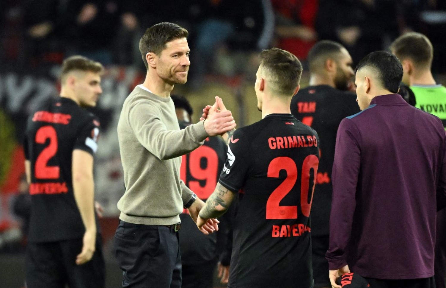 ލެވަކޫސަންގެ ކޯޗު ޒަބީ އޮލޮންސޯ މެޗަށް ފަހު ކުޅުންތެރިންނަށް މަރުހަބާ ކިޔަނީ.-- ފޮޓޯ: އޭއެފްޕީ