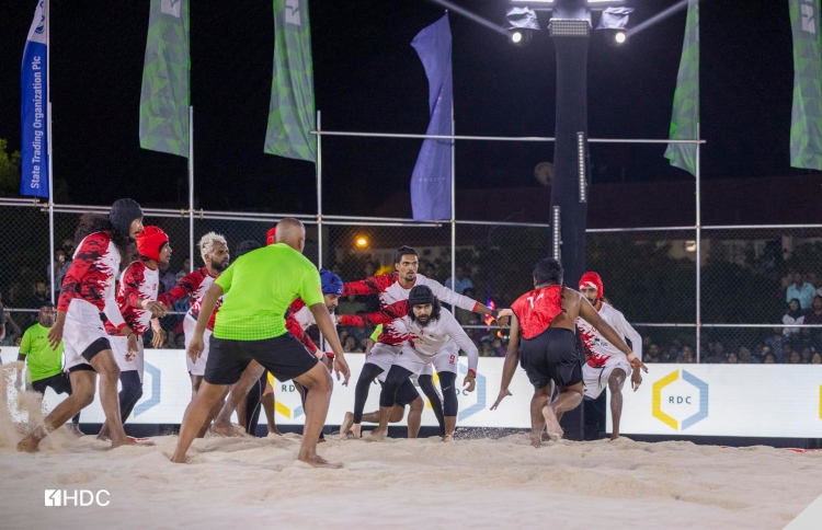 އީދު ބައިބަލާ: ޗެމްޕިއަން ޓީނޭޖް ފެށީ ފަސޭހަ މޮޅަކުން