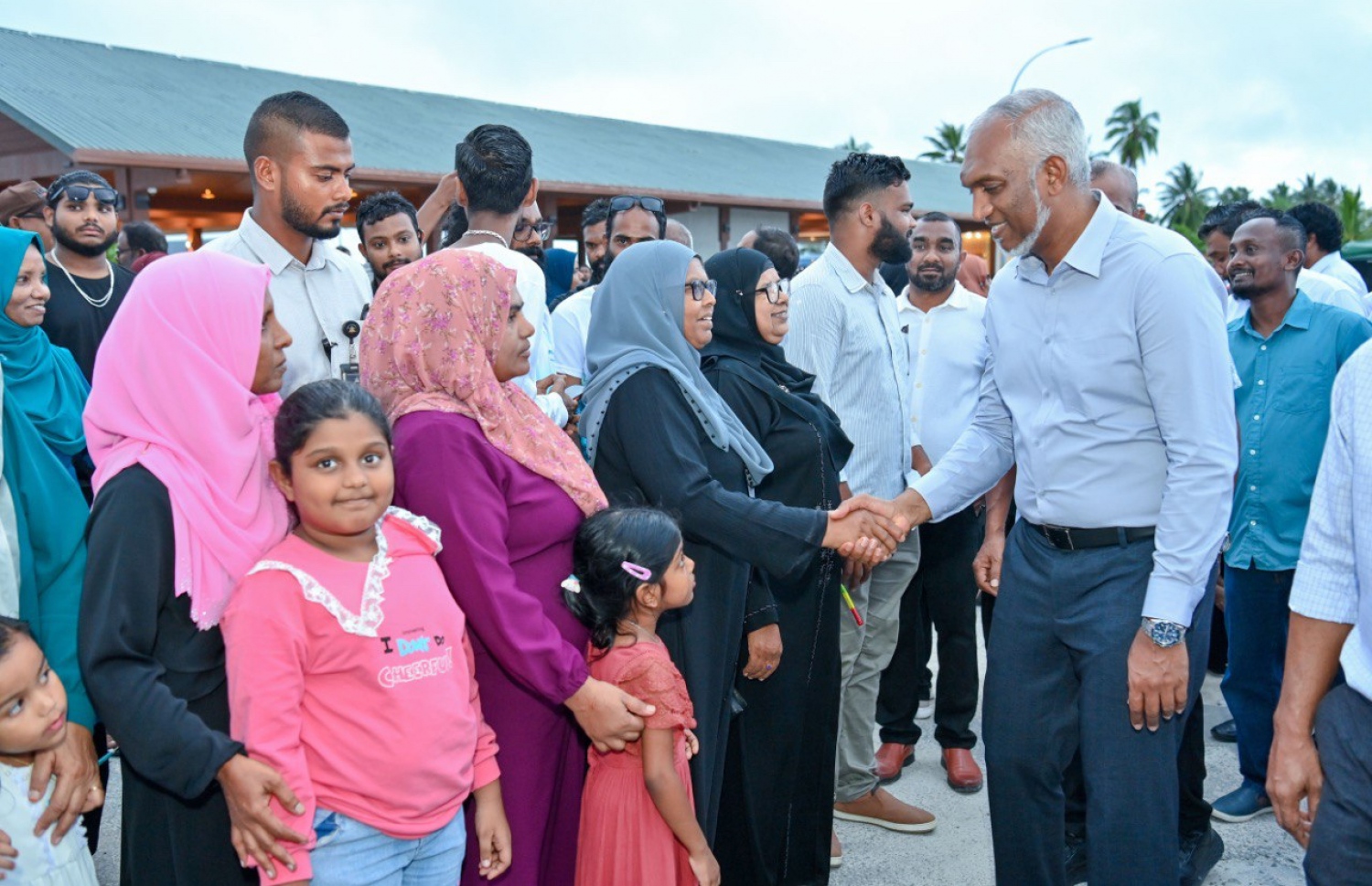 ރައީސް މުއިއްޒު އިއްޔެ ހަވީރު އައްޑު އަށް ވަޑައިގަތުމުން ގަން އެއާޕޯޓުން އެ މަނިކުފާނަށް މަރުހަބާ ކިޔަން ނުކުތް މީހުންނާ ސަލާން ކުރައްވަނީ.