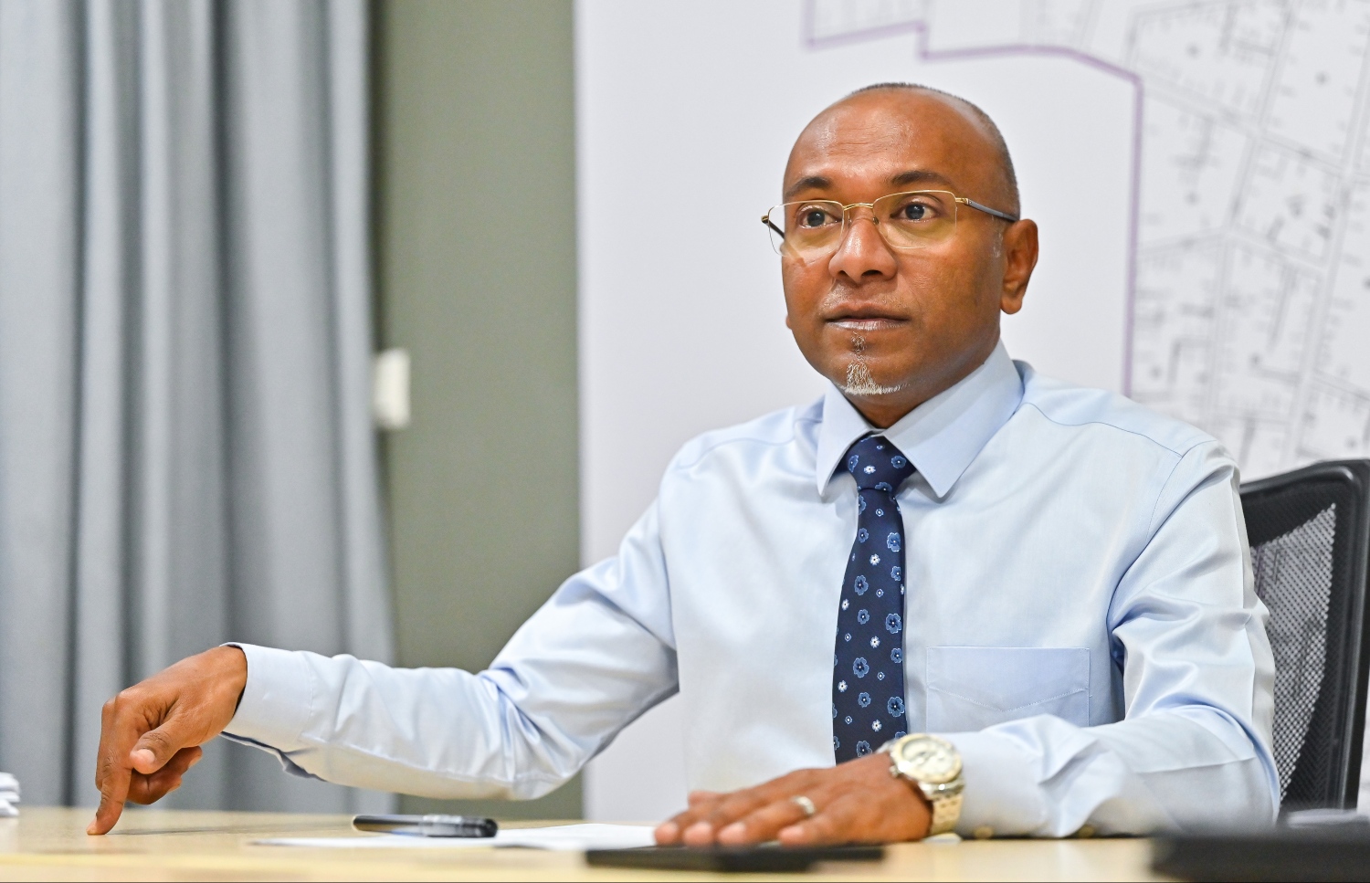 ޑިމޮކްރެޓްސްގެ ރައީސް ހަސަން ލަތީފް ވާހަކަ ދައްކަވަނީ. -- ފޮޓޯ | މިހާރު