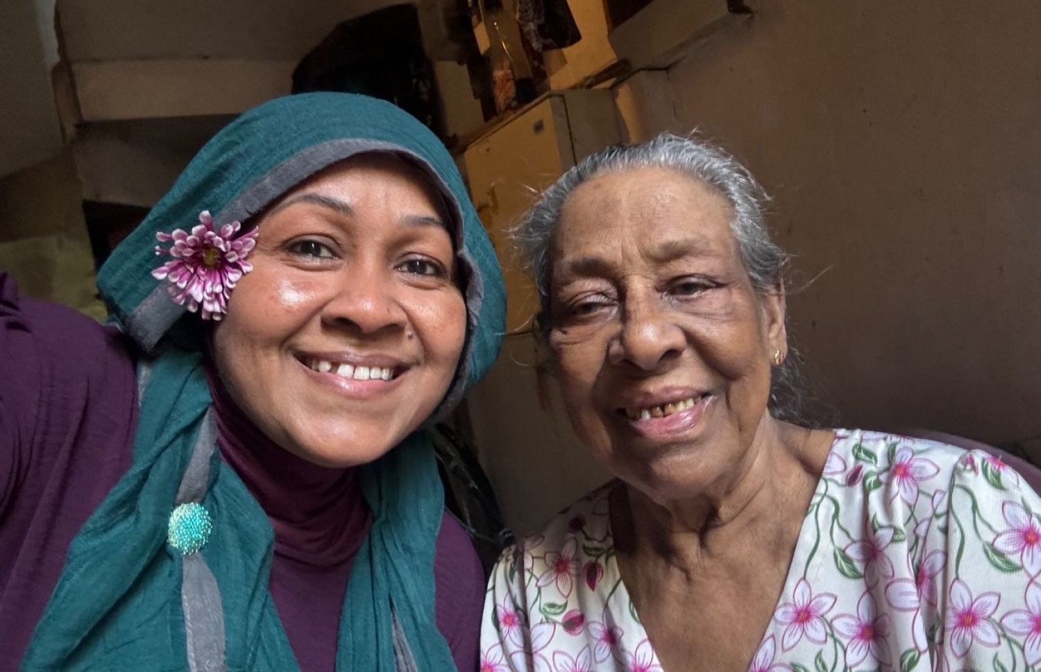 އާނަ، އުމުރުން ދުވަސްވީ މީހަކާ އެކު ފޮޓޯއެއް ނަގަނީ.