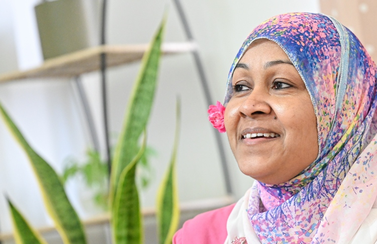 އާނަ: އެހީތެރިއެއް، "ކޮންމެ މީހަކު ވެސް މުހިންމު"