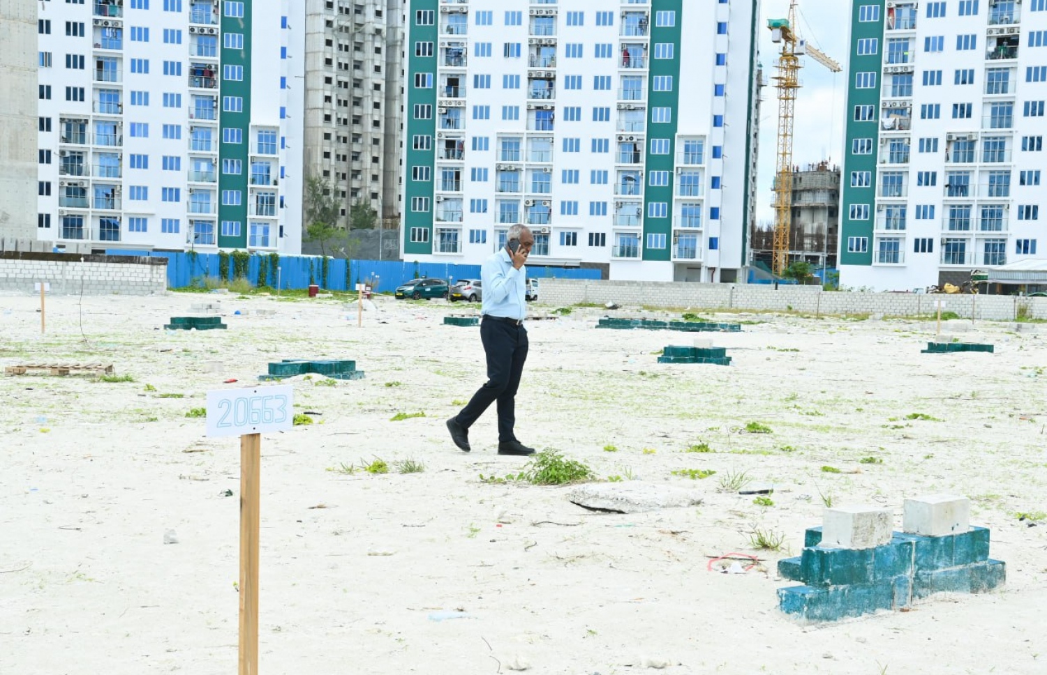 ރައީސް މުއިއްޒު މިއަދު ހުޅުމާލޭގެ ދެވަނަ ފިޔަވަހި ސަރަހައްދުގައި ހުންނަވައިގެން މީހަކާ ފޯނުން ވާހަކަފުޅު ދައްކަވަނީ.