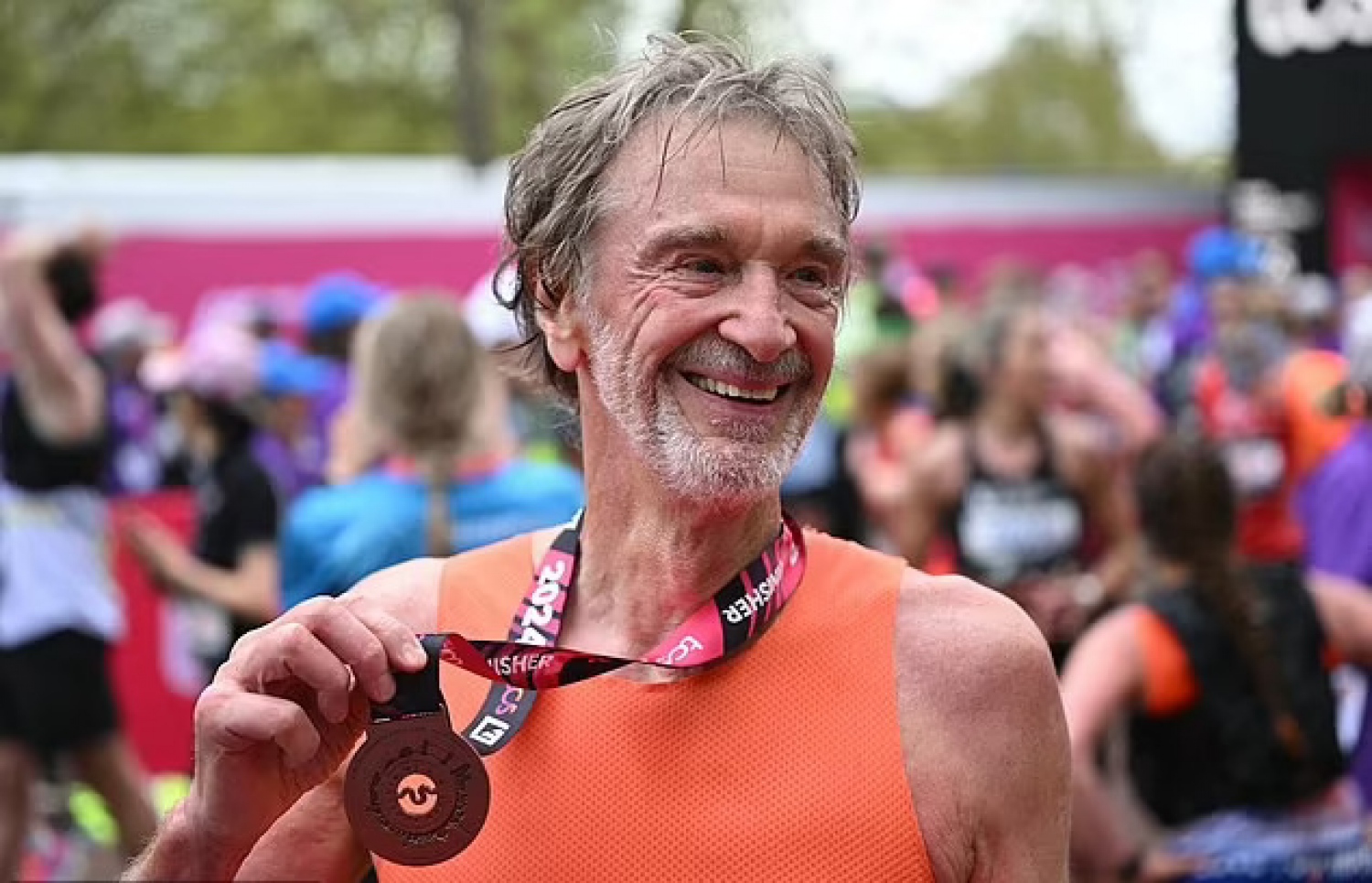 ލަންޑަން މެރަތަން އަށް ފަހު ރެޓްކްލިފް، ފިނިޝިން މެޑަލް އަޅާލައިގެން