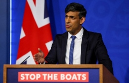 Britain's Prime Minister Rishi Sunak speaks during a press conference, at the Downing Street Briefing Room, in central London, on April 22, 2024 regarding the Britain and Rwanda treaty to transfer illegal migrants to the African country. Rishi Sunak promised on April 22, 2024 that deportation flights of asylum seekers to Rwanda will begin in "10 to 12 weeks", as the plan entered its final stage in parliament. -- Photo: Toby Melville / POOL / AFP
