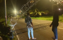 Residents waiting at the scene of accident that took place in Fuvahmulah. -- Photo: Facebook (Raappe)